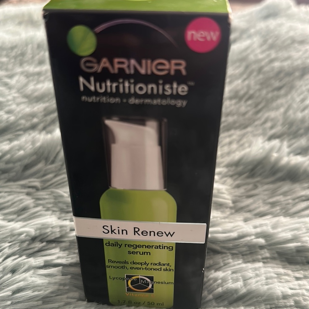 GARNIER Nutritioniste Skin Renew Daily Regenerating Serum with Lycopene & Vit C.